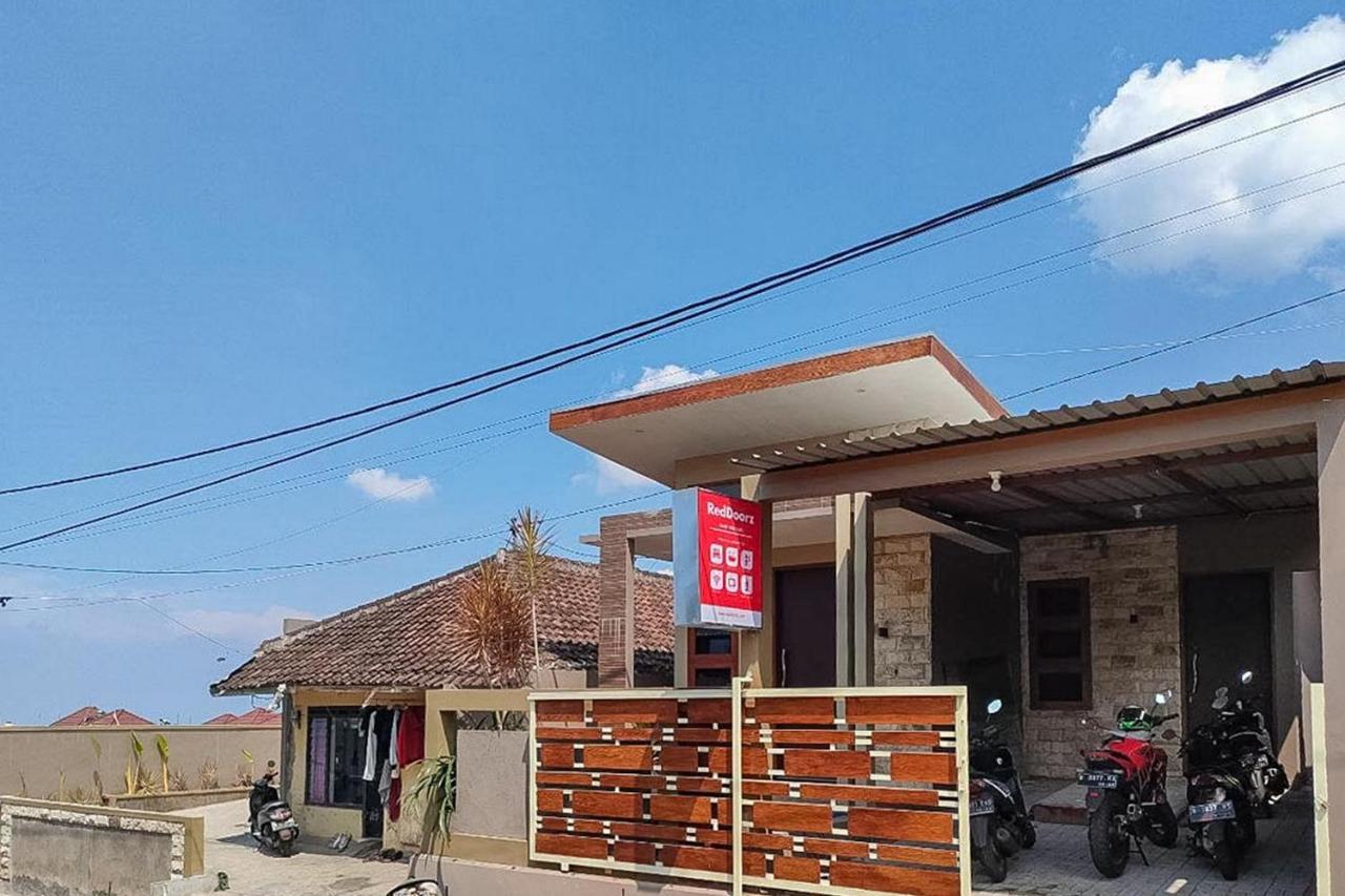 Hotel Reddoorz Near Bns Batu Tlekung Esterno foto